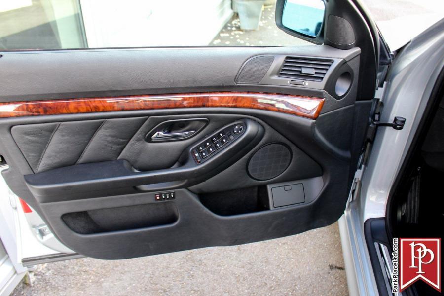 Детали интерьера BMW 540i Sedan (E39) 1998 года  (фото 39 из 50)